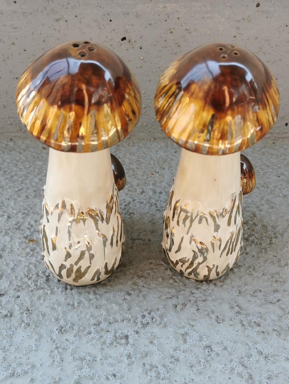 Vintage 1983 Studio Pottery Mushroom Salt & Pepper Shakers Hand Painted - Picture 8 of 13
